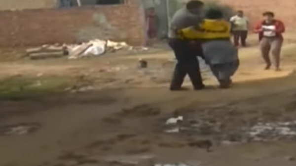 लोग तमाशबीन बने रहे