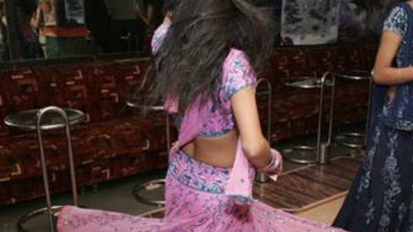 चार अलग-अलग जगहों पर कराया डांस