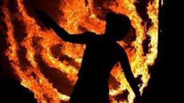 पत्नी के ऊपर डीजल छिड़कने लगा