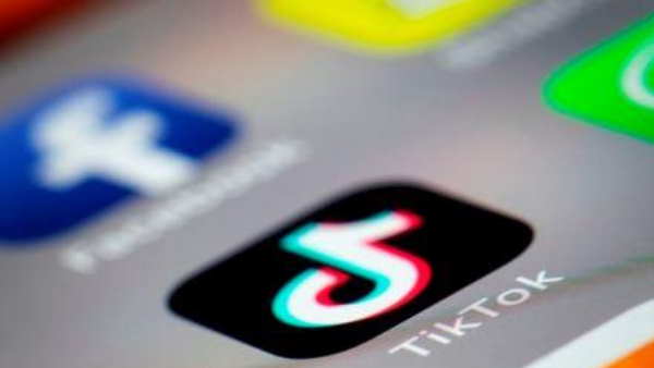 जातिसूचक गालियां दीं