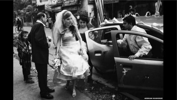 एक एंग्लो इंडियन दुल्हन और उसका परिवार शादी के लिए चर्च आता हुआ.