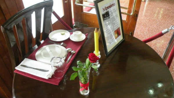 क्‍या कहता है टेबल का लाल गुलाब 