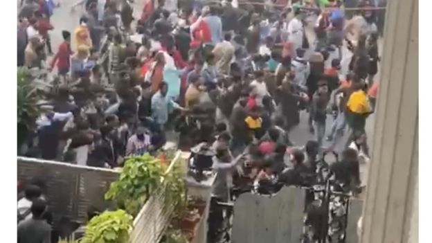 न्यू फ्रेंड्स कॉलोनी में हज़ारों की संख्या में जमा हुए प्रदर्शनकारी.