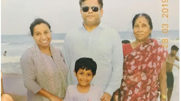 अपनी मां और परिवार के साथ पंकज सिन्हा.