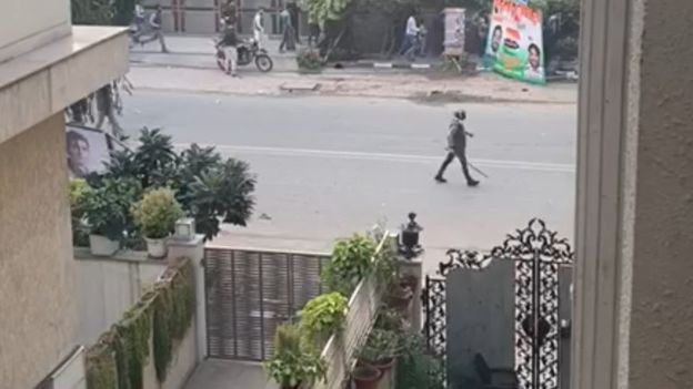 पुलिस के पीआरओ का कहना है कि पथ्थरबाज़ों से निपटने के लिए इस्तेमाल हई टीयर गैस.