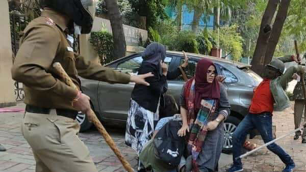 पुलिसवालों का विरोध कर आई चर्चा में