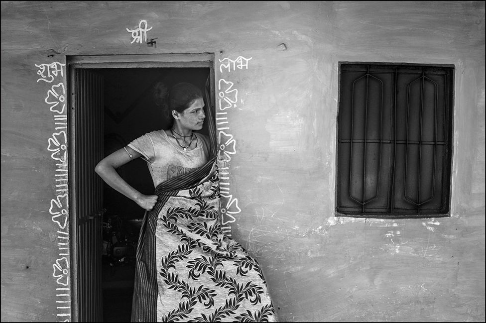 ब्लू मून कॉलोनी में रहने वालीं एक महिला. 1984 में पांच लाख 50 हजार लोग इससे प्रभावित हुए थे, जो भोपाल की दो तिहाई जनसंख्या के बराबर है.