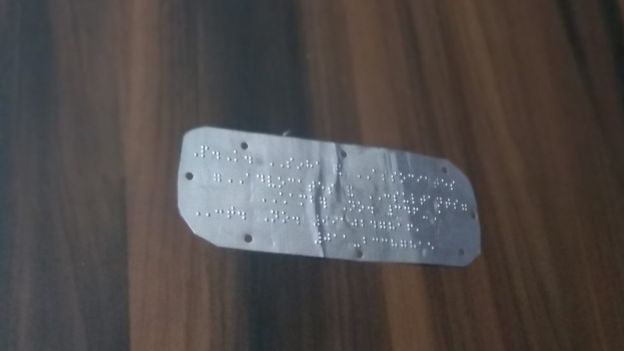 पंकज सिन्हा के चेंबर के बाहर दरवाज़े पर ब्रेल लिपि में लिखा उनका नाम और पद