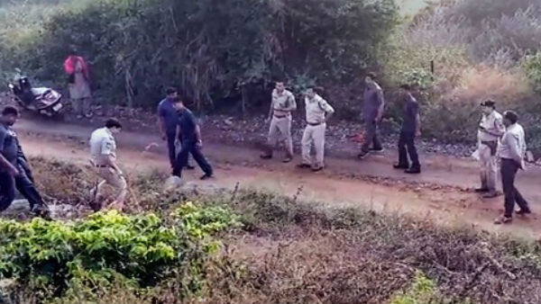 क्राइम सीन रिक्रिएशन के दौरान हुआ एनकाउंटर क्राइम सीन रिक्रिएशन के दौरान हुआ एनकाउंटर
