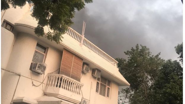 घर के बाहर डीटीसी की बस में लगी आग का धुआं.