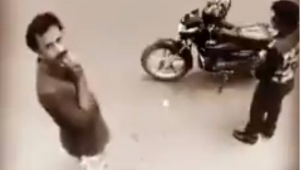 thief change mind after see CCTV camera video, odisha,cctv, video, चोर, सीसीटीवी, thief change mind after see CCTV camera video, odisha,cctv, video, चोर, सीसीटीवी,