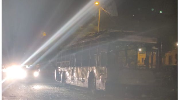 रात में प्रदर्शन शांत होने के बाद न्यू फ्रेंड्स कॉलोनी का माहौल.