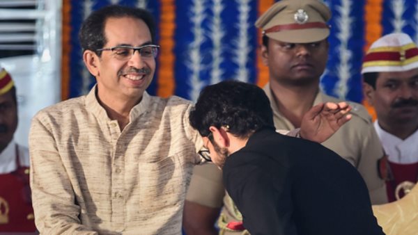पहले मंत्रिमंडल विस्तार में आदित्य ठाकरे ने भी ली शपथ