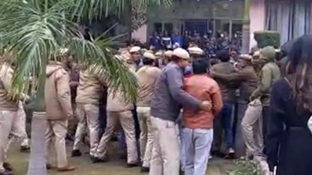 जामिया यूनिवर्सिटी में पुलिस और छात्रों के बीच का दृश्य.
