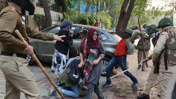 जब एक स्टूडेंट को बचाने के लिए आ गई ये 5 लड़कियां