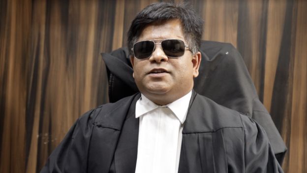 सहूलियत के नाम पर दृष्टिबाधित वक़ीलों के लिए रैम्प बनाए गए हैं और लिफ़्ट की सुविधा है.