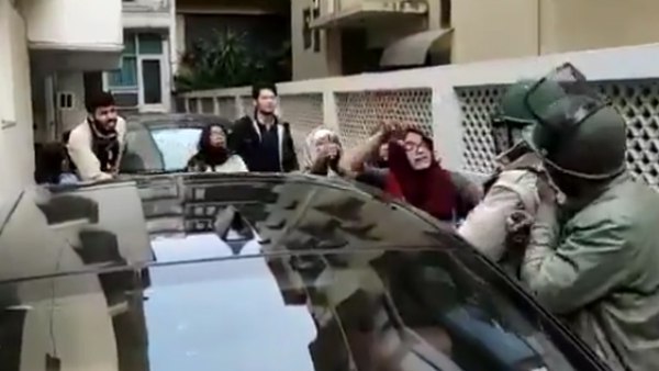 इन पांच लड़कियों ने कैसे अपने दोस्त को पुलिस पिटाई से बचाया