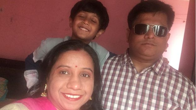 पंकज सिन्हा अपनी पत्नी रेखा और बेटे श्रेयस कोली सिन्हा के साथ.