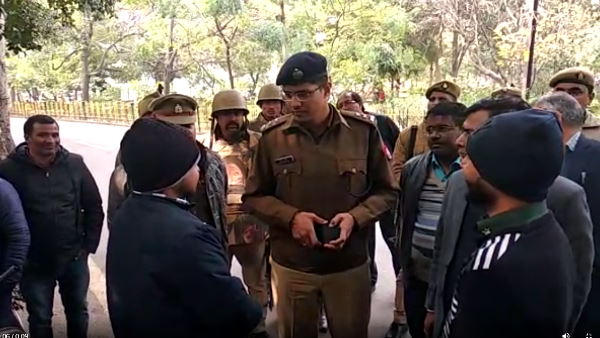 आगरा में 100 से ज्यादा पर केस आगरा में 100 से ज्यादा पर केस