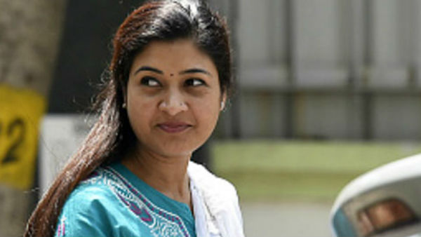 आप पार्टी को छोड़कर कांग्रेस का दामन थामा है अलका ने 