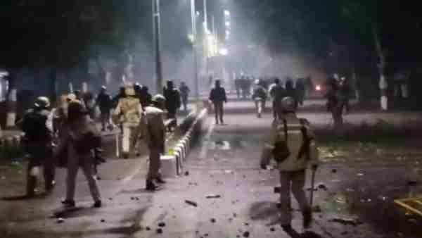 पुलिस ने बल प्रयोग कर प्रदर्शनकारियों को खदेड़ा
