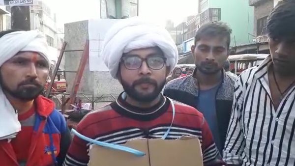 सरकार को जगाने के लिए लिख रहा खून से पोस्टर