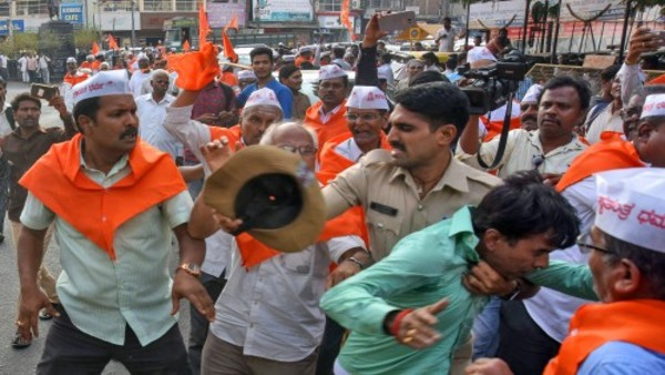 जाति-धर्म के नाम पर माहौल खराब करते चंद लोग व राजनेता