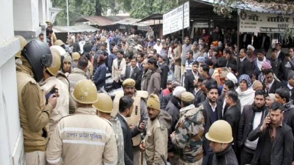 बिजनौर: कोर्ट रूम में जज के सामने आरोपी की गोली मारकर हत्या