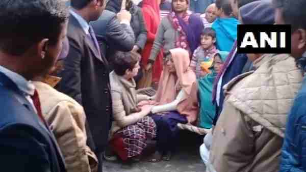मारे गए युवकों के परिजनों से मिलीं प्रियंका
