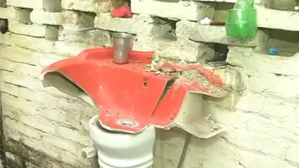 पुलिस के डर से छोड़ा घर पुलिस के डर से छोड़ा घर