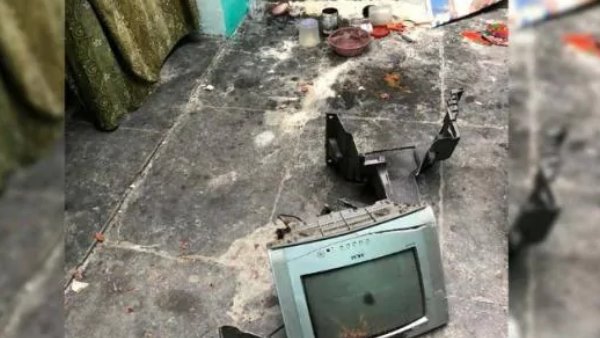 घरों में दिखी पुलिस की बर्बरता घरों में दिखी पुलिस की बर्बरता