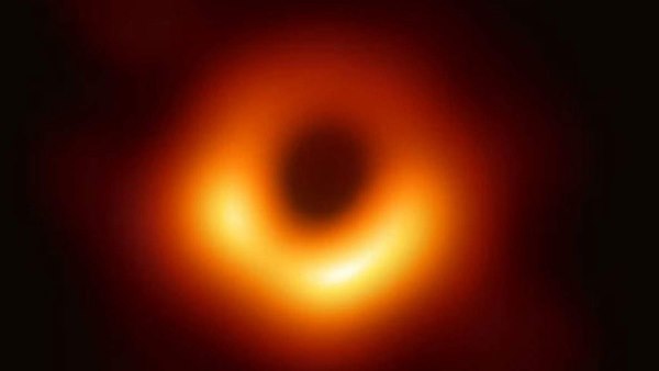 ब्लैक होल की पहली तस्वीर 