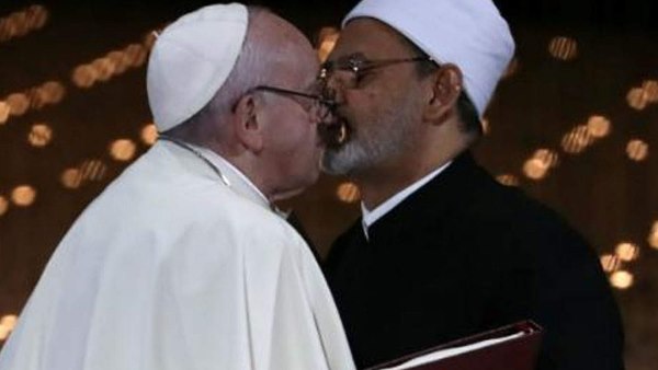 धार्मिक नेताओं का किस हुई वायरल