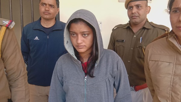  कांस्टेबल के कपड़े तालाब में डाले