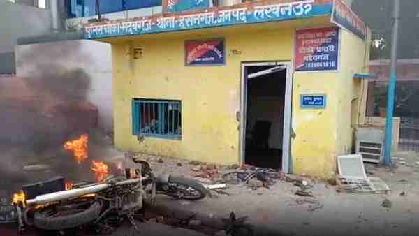 पुलिस ने पत्रकारों से आईडी कार्ड दिखाने को कहा