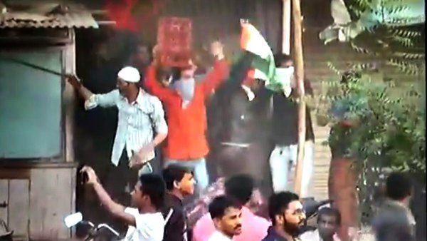 पुलिसकर्मियों को भीड़ से बचाकर निकाला