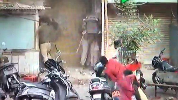 पुलिसवालों के लिए ढाल बने सात युवक