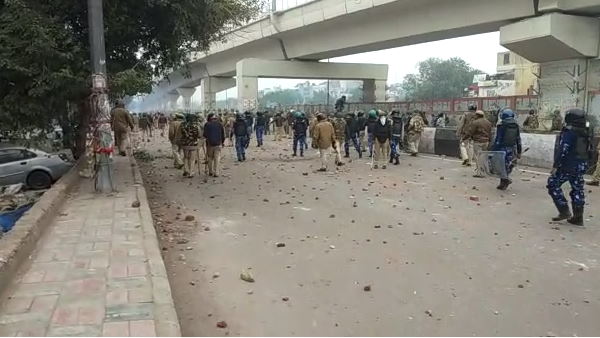 पुलिस बता रही है भीड़ का हिस्सा