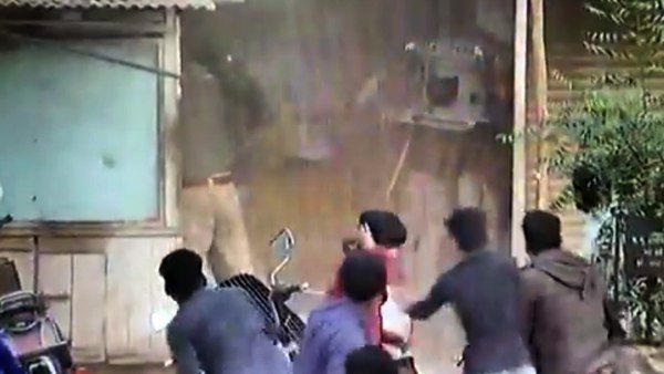 भीड़ की पत्थरबाजी में फंसे चार पुलिसकर्मी