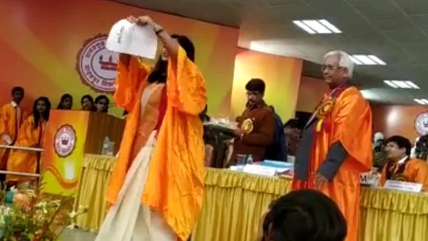 'हम कागज नहीं दिखाएंगे, इंकलाब जिंदाबाद'