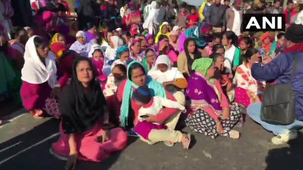 पुलिस-प्रदर्शनकारियों के बीच झड़प