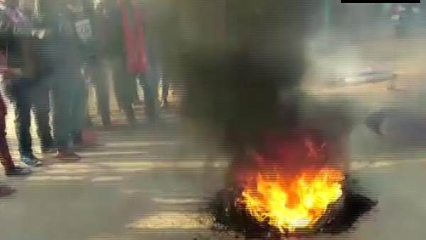 प्रदर्शनकारी टायर जला रहे हैं