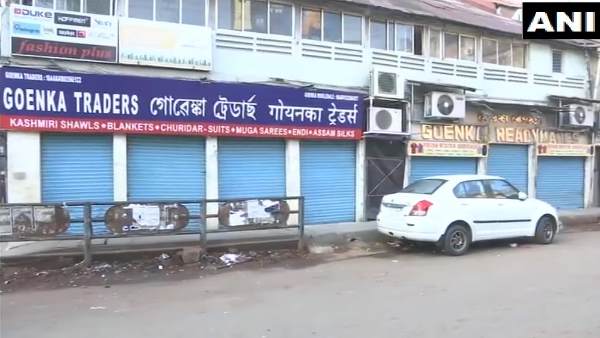 गुवाहाटी में दुकानें बंद 