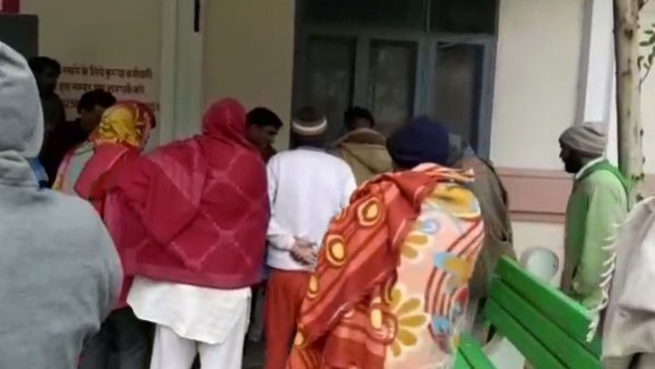 'मौसम खराब होने के चलते सीढ़ियों की ओर कोई नहीं पहुंचा' 'मौसम खराब होने के चलते सीढ़ियों की ओर कोई नहीं पहुंचा'