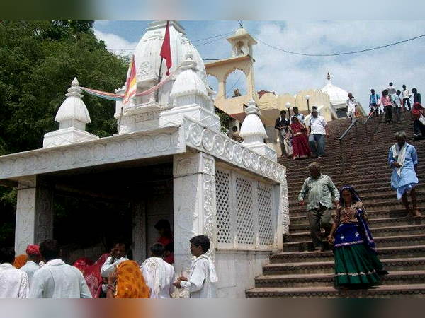 राजा रानी के मना करने पर भी शिकार को गए थे