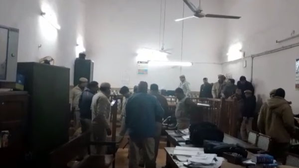 अदालत में शूटआऊट