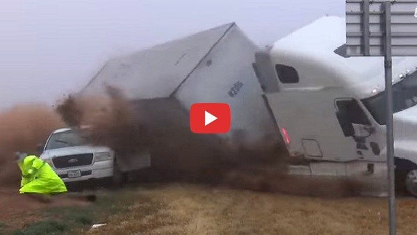 बीच सड़क पर ट्रेलर पलटा बीच सड़क पर ट्रेलर पलटा