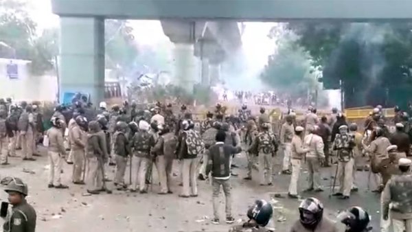 मेट्रो स्टेशन फिर खोले गए