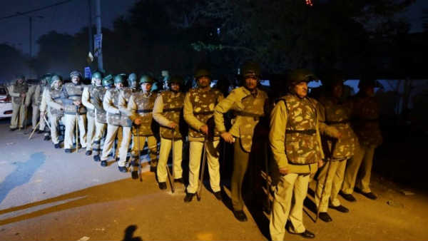 VIDEO में दिख रहा है कि छात्र गोली लगने से जमीन पर गिर जाता है VIDEO में दिख रहा है कि छात्र गोली लगने से जमीन पर गिर जाता है