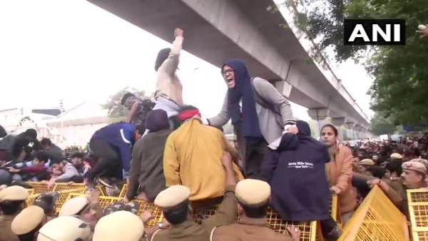 जामिया मिलिया इस्लामिया में छात्र इस एक्ट को लेकर विरोध कर रहे हैं